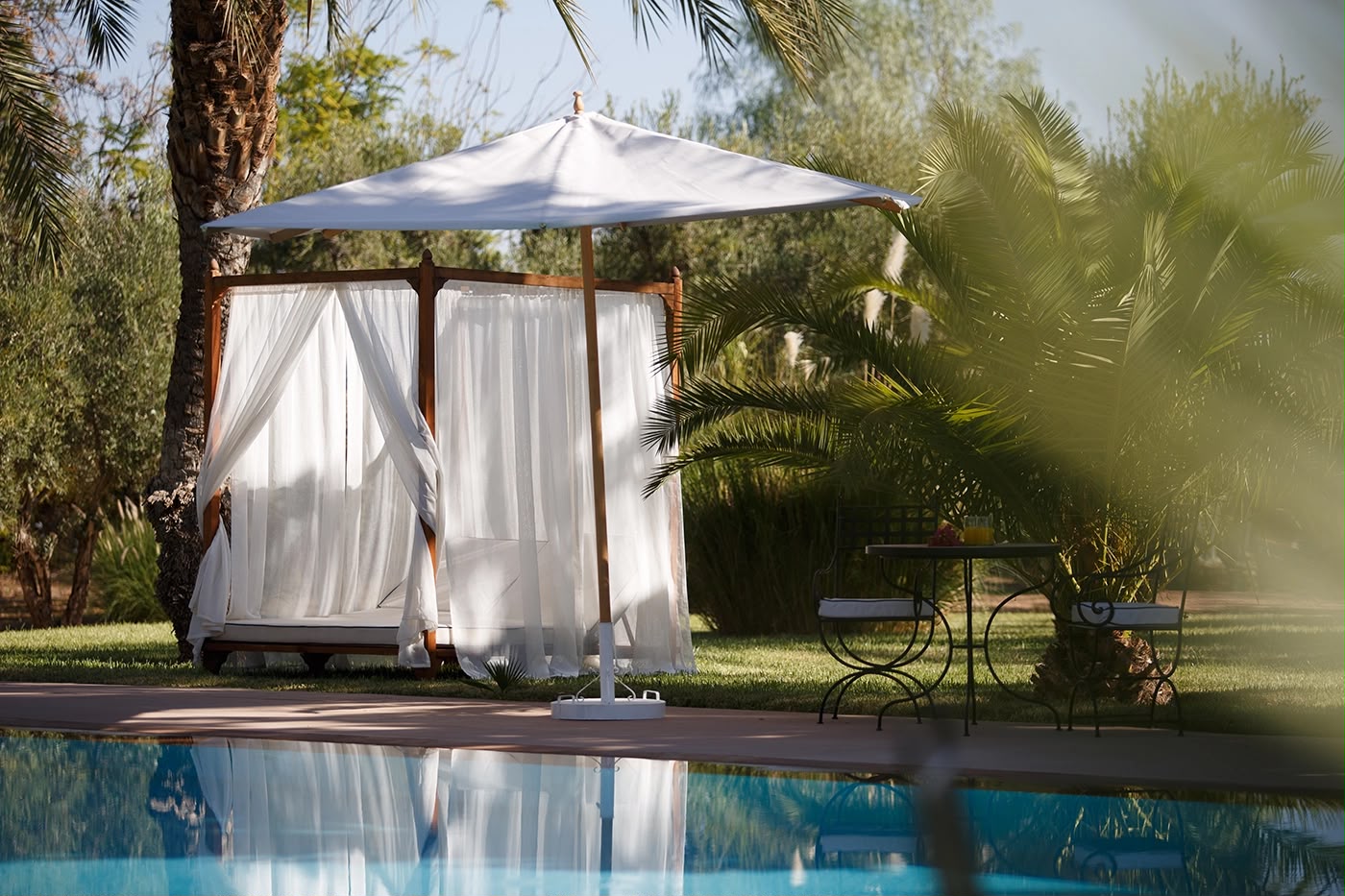 Piscine 7 × 17 m et cabane ombragée