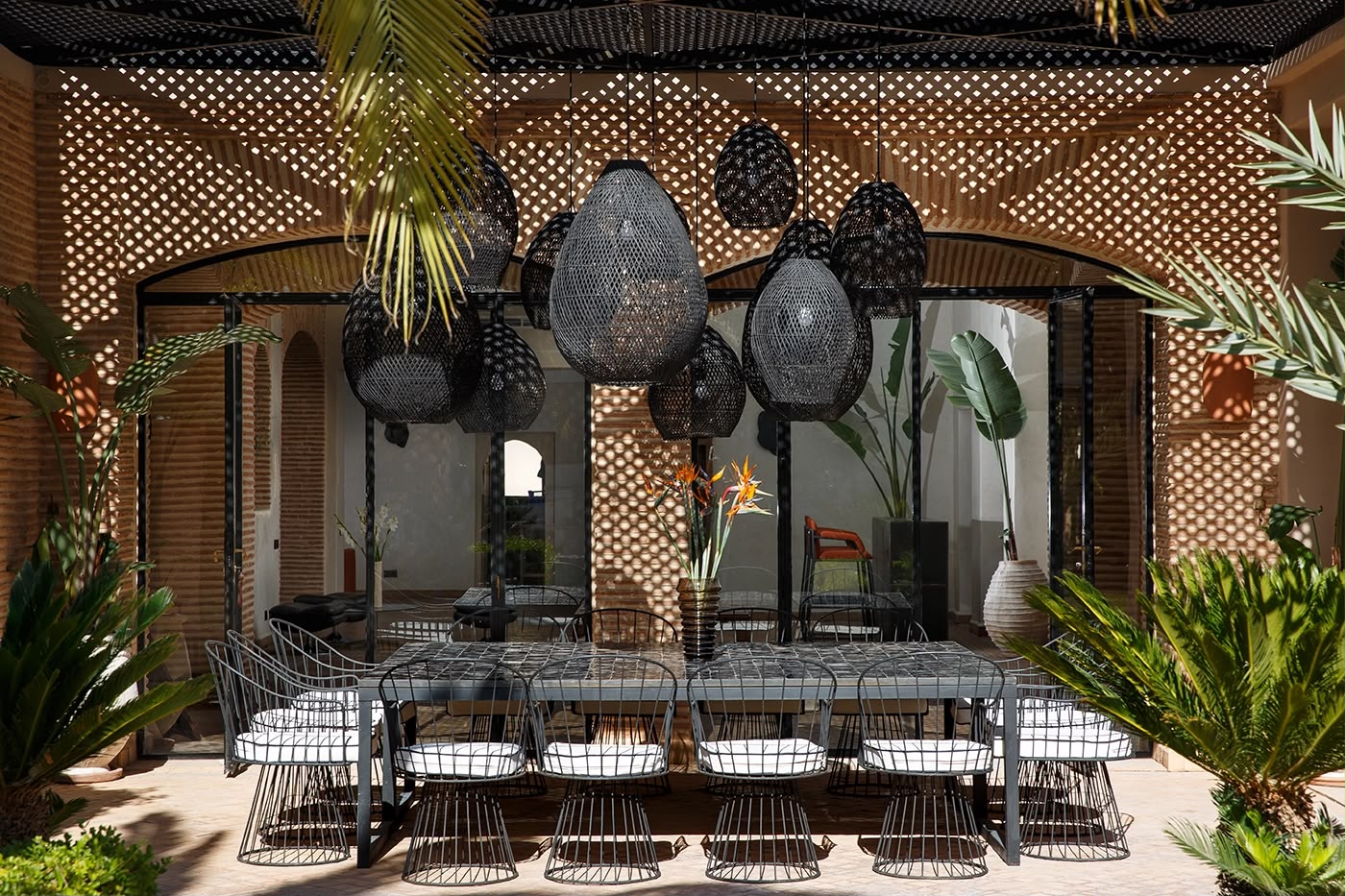 Patio de la villa avec suspensions en osier