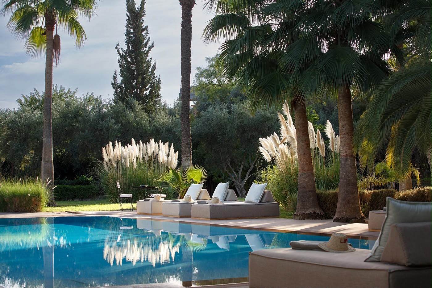 Piscine de la villa au coucher du soleil